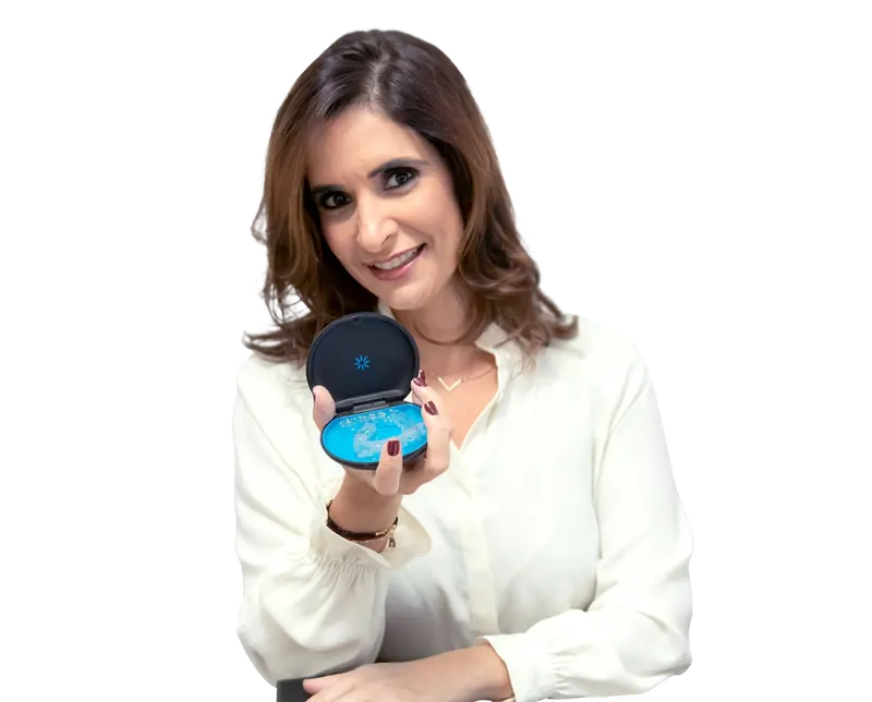 Dra. Janaína Melo segurando um estojo Invisalign